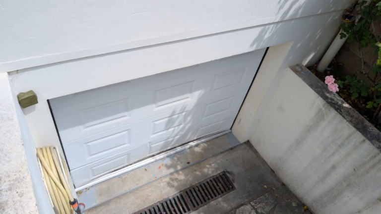 Porte garage emboutie herblay les cailloux gris