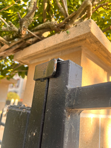 Portail coulissant gâche de fin de course